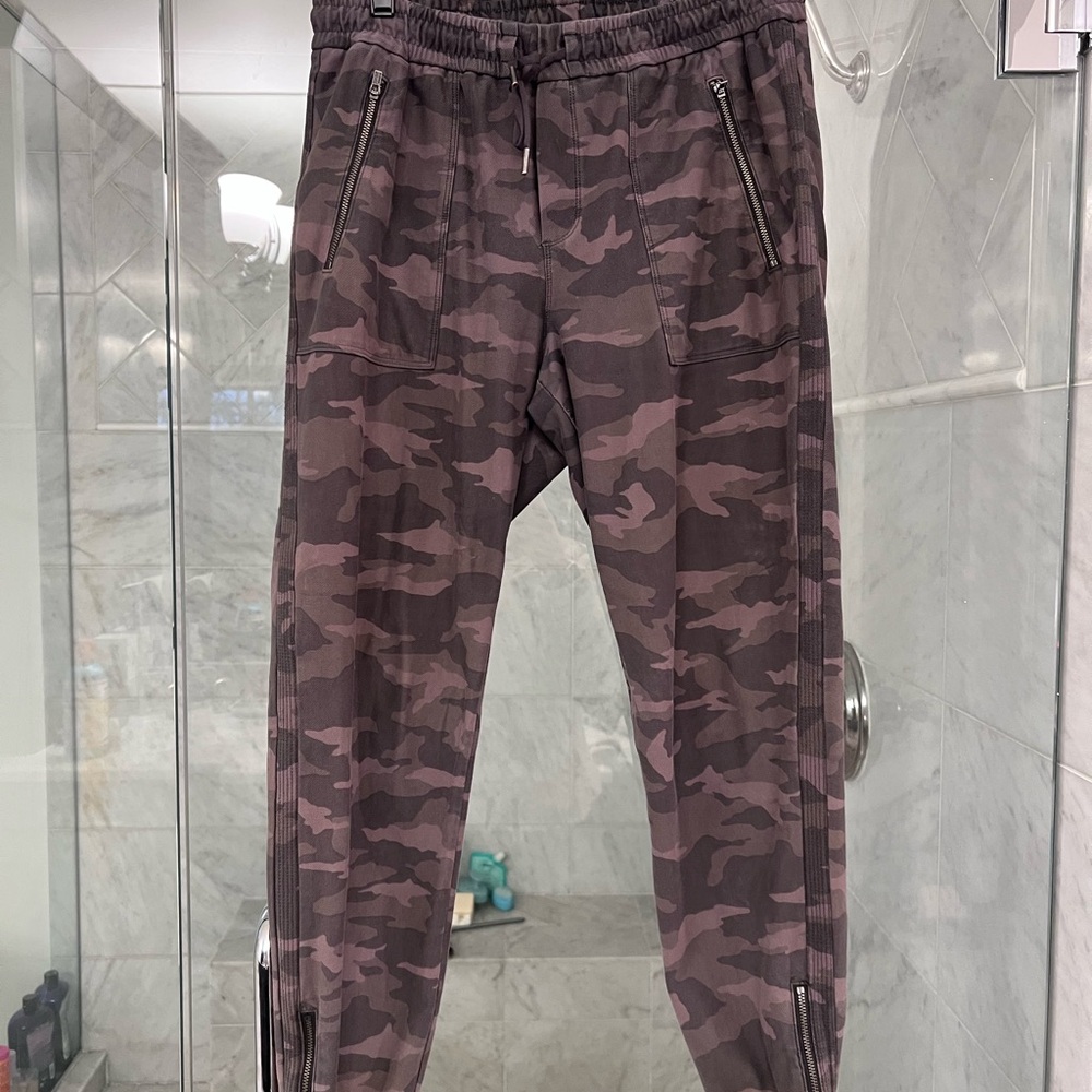 Athleta women's joggers.Drawstring waist. Zipper at ankle. Soft and comfy.
